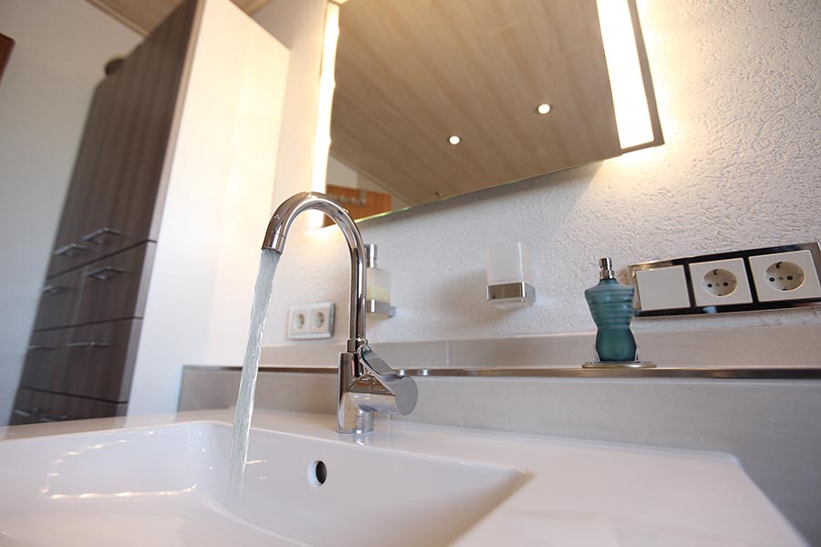 Modernes Waschbecken mit Unterschrank
